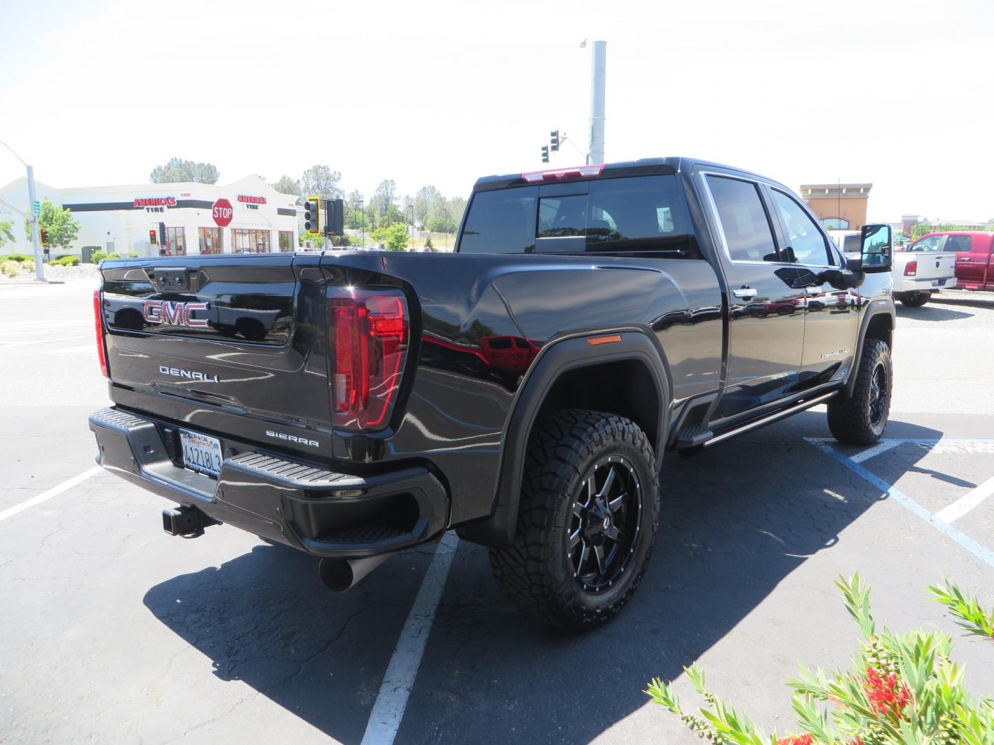 2022 BLACK /BLACK GMC Sierra 2500HD Denali Crew Cab 4WD (1GT49REY0NF) with an 6.6L V8 OHV 16 DIESEL engine, 6A transmission, located at 2630 Grass Valley Highway, Auburn, CA, 95603, (530) 508-5100, 38.937893, -121.095482 - Features a BDS 3" suspension system with Fox shocks, 20" Fuel Maverick wheels, and 35" Nitto Ridge Grappler tires. - Photo#4